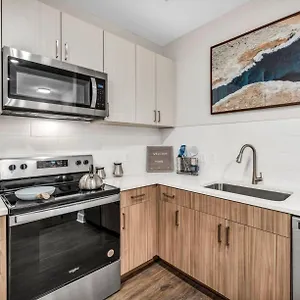  Apartment Spacious Castle W Gym Pool Free Parking I Walk To Dowtown N Broadway